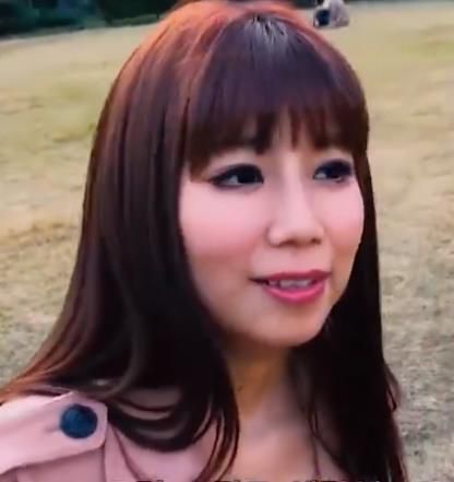 与漂亮的晨曲女孩调情一晚