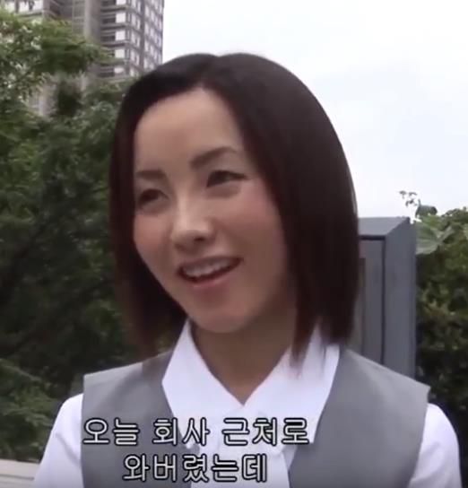 淘气的ol女孩穿着制服,尽情享受