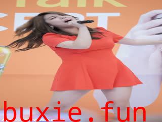 红裙成熟少妇腿张得开 05