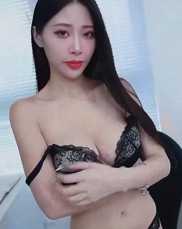 美乳痴女OL设计师玟妡性感展示